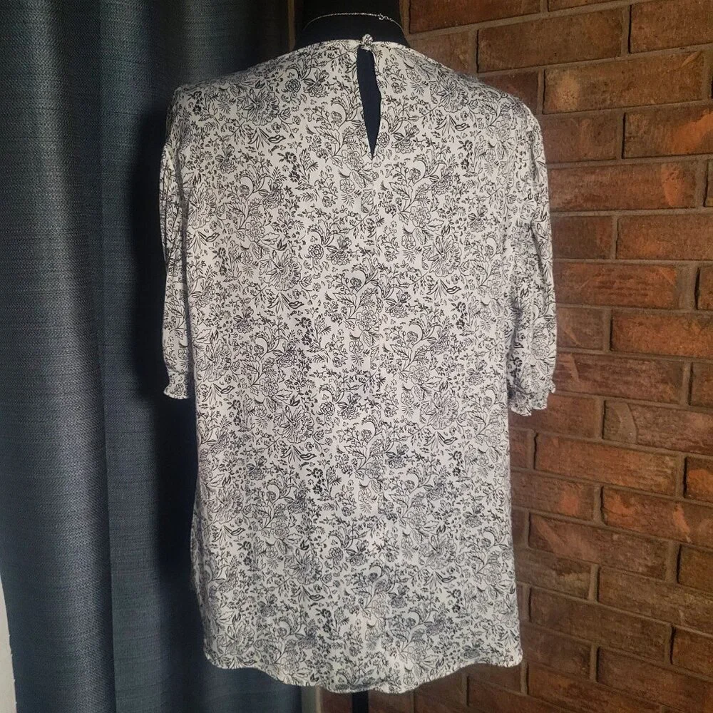 NWOT! Lane Bryant Puff-Sleeve Gathered Neck Black/White Floral Blouse - Size 14 - Picture 4 of 10